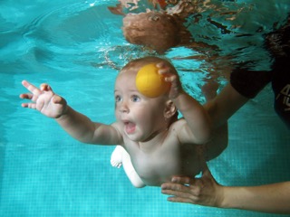 Plavání kojenců a batolat - fotografování pod vodou